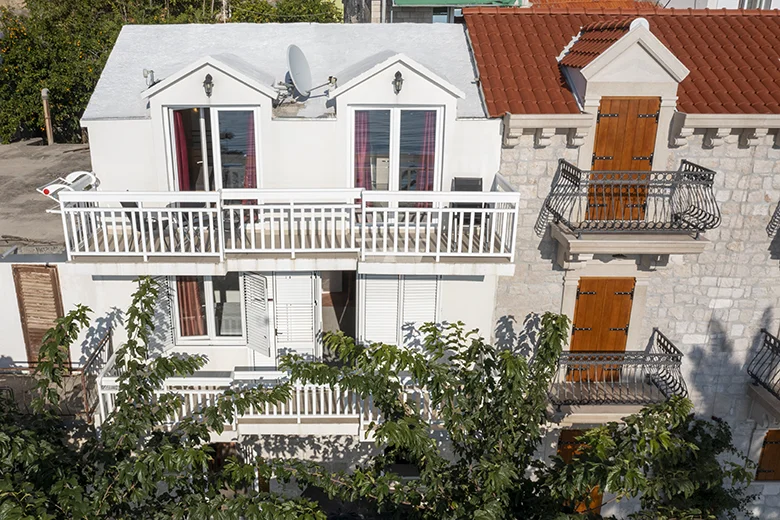 Apartments Porat in Živogošće, aerial view of house